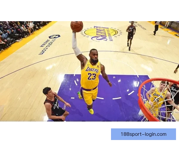 詹姆斯昨日惊人劈扣起跳三点二米入网速度接近五十公里